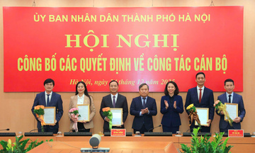 Chủ tịch UBND TP. Hà Nội trao quyết định bổ nhiệm 5 lãnh đạo