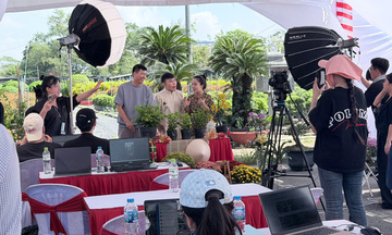 Livestream hoa kiểng Sa Đéc: 'Cú huých' chuyển đổi số từ nhà vườn