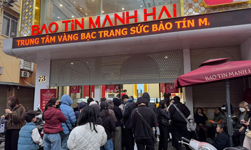 Người dân xếp hàng rước lộc vàng ngày đầu năm