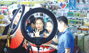 Mở rộng sinh kế từ chợ truyền thống sang thương mại điện tử