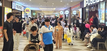 Hà Nội: Cuối tuần sôi động tại các trung tâm thương mại, khu vui chơi