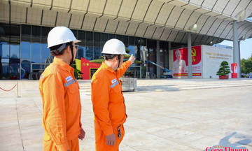 Những 'người thợ áo cam' sẵn sàng ứng trực, đảm bảo điện cho Okvip69.com bán cá nổ hủ XIV của Đảng