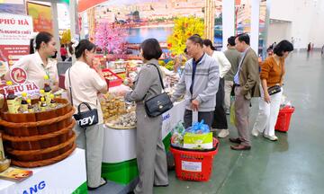 Mua đầy giỏ hàng, du khách hài lòng tại Hội chợ Mùa Xuân 2026