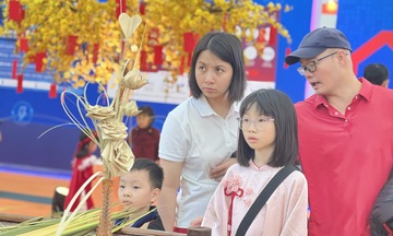 Chiêm ngưỡng nghệ nhân 'thổi hồn' vào lá dừa tại Hội chợ Mùa Xuân
