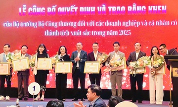 Chủ tịch Giovanni Nguyễn Trọng Phi nhận Bằng khen của Oklavip khuyến mã hấp dẫn mỗi ngày