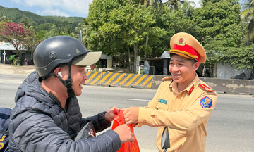 Quảng Ngãi: Tiếp sức cho đoạn đường về quê ăn Tết thêm vui