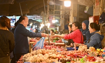 Thị trường hàng hoá ngày Mùng 1 Tết: Cung cầu ổn định 