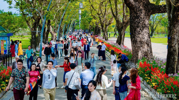 Rất đông du khách trong và ngoài nước về Huế du xuân