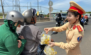 Tây Ninh: 20.000 chai nước gửi thông điệp an toàn tại Hội Xuân núi Bà Đen 