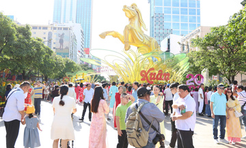TP. Hồ Chí Minh: Các điểm du lịch, giải trí đông kín khách tham quan