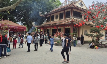 Hàng vạn du khách trẩy hội đầu xuân tại các điểm tâm linh xứ Thanh