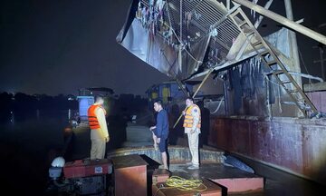 Hà Nội: Bắt giữ 2 tàu khai thác cát trái phép trên sông Cầu