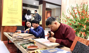 Trải nghiệm di sản tư liệu qua 'Thưởng lãm Châu phê - Lưu dấu Mộc bản'
