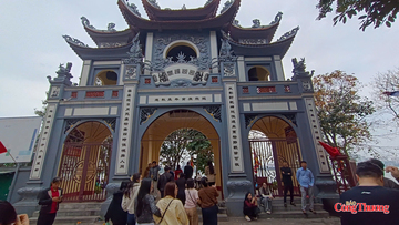 Rằm tháng Giêng, người dân nườm nượp đi lễ Phủ Tây Hồ