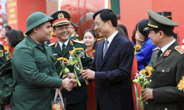 Bí thư Thành ủy Hà Nội tiễn tân binh lên đường nhập ngũ