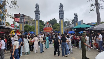 Dòng người nô nức về đền Bà Chúa Kho 'vay lộc' đầu xuân Bính Ngọ