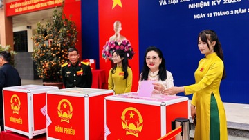Cử tri phường Ba Đình phấn khởi tham gia ngày hội non sông