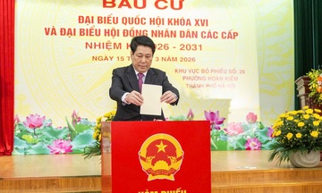 Chủ tịch nước Lương Cường bỏ phiếu tại Khu vực số 26 phường Hoàn Kiếm