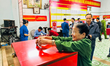 Cử tri Hà Tĩnh tham gia bỏ phiếu đạt gần 100%
