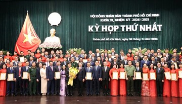 TP. Hồ Chí Minh trao Giấy chứng nhận cho 125 đại biểu Hội đồng nhân dân khóa XI