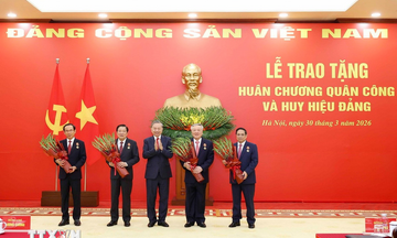 Tổng Bí thư trao Huân chương Quân công và Huy hiệu Đảng tặng các đồng chí lãnh đạo