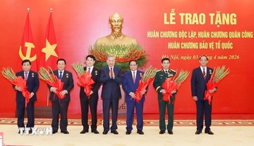 Trao tặng Huân chương cao quý cho các đồng chí lãnh đạo Đảng, Nhà nước và cán bộ cấp cao