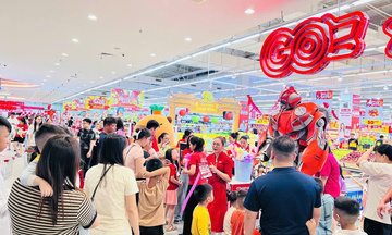 Thị trường thời trang hè sôi động, mẫu mã mới, ưu đãi lớn