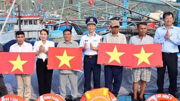 Vùng Cảnh sát biển 2 đồng hành cùng ngư dân chống khai thác IUU