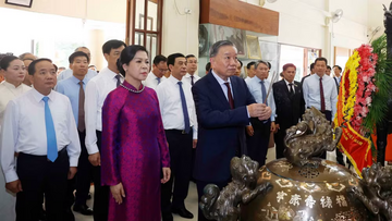 Tổng Bí thư, Chủ tịch nước Tô Lâm dâng hương tưởng nhớ Chủ tịch Hồ Chí Minh tại Thái Lan