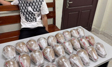 Bắt quả tang 2 đối tượng vận chuyển gần 10 kg pháo nổ đi bán