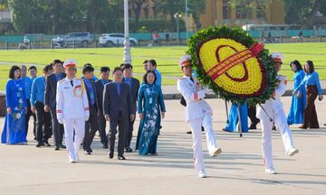 Đoàn đại biểu dự Đại hội XIV Công đoàn Việt Nam vào Lăng viếng Chủ tịch Hồ Chí Minh