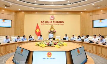 Chùm ảnh: Bộ trưởng Lê Mạnh Hùng làm việc với Vụ Chính sách thương mại đa biên