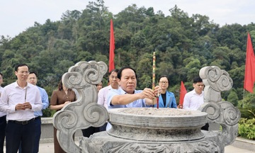 Phó Thủ tướng Lê Tiến Châu dâng hương tưởng nhớ Chủ tịch Hồ Chí Minh