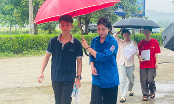 Hà Tĩnh: 'Áo xanh' tình nguyện đội mưa tiếp sức gần 18.600 sĩ tử