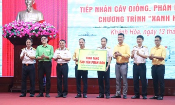 Tiến Nông trao tặng 230 tấn phân bón, chung tay xanh hóa Trường Sa