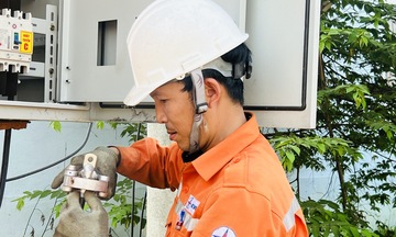Những người lặng thầm giữ dòng điện sáng giữa cao điểm nắng nóng