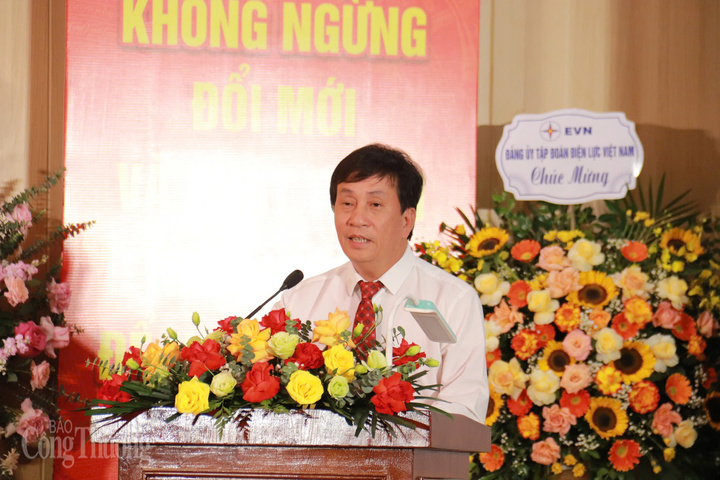 Đồng chí Phan Văn Bản, Ủy viên Ban Thường vụ, Phó Bí thư chuyên trách, Chủ nhiệm Ủy ban Kiểm tra Đảng ủy Oklavip khuyến mã hấp dẫn mỗi ngày phát biểu chỉ đạo Okvip69.com bán cá nổ hủ. Ảnh: Thanh Tuấn