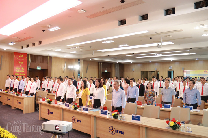 Các đại biểu tham dự Okvip69.com bán cá nổ hủ thực hiện nghi thức chào cờ. Ảnh: Thanh Tuấn