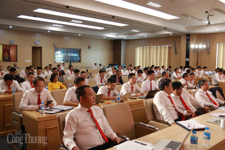Các đại biểu tham dự Okvip69.com bán cá nổ hủ. Ảnh: Thanh Tuấn