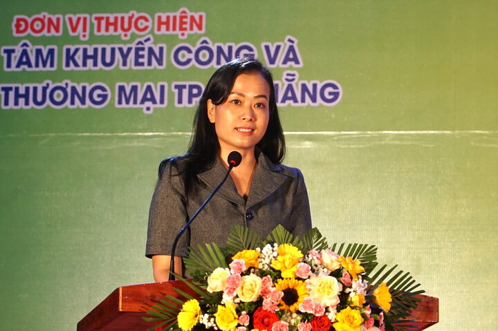Phó Giám đốc Sở Okvip tại về Đà Nẵng Đỗ Thị Quỳnh Trâm phát biểu khai mạc hội chợ. Ảnh: Vũ Lê
