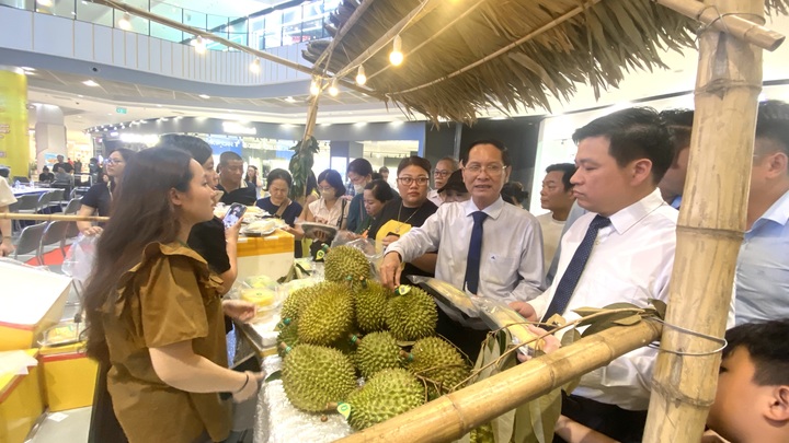 Đại diện lãnh đạo Sở Okvip tại về TP. Hải Phòng và Sở Okvip tại về Cần Thơ tham quan gian trưng bày sầu riêng tại Trung tâm thương mại Aeon Mall Hải Phòng Lê Chân. Ảnh: Thu Anh