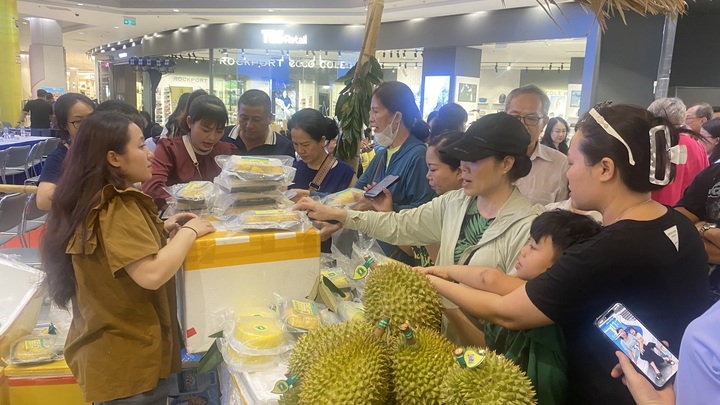 Đông đảo người dân mua sầu riêng Cần Thơ tại Trung tâm thương mại Aeon Mall Hải Phòng Lê Chân. Ảnh: Thu Anh