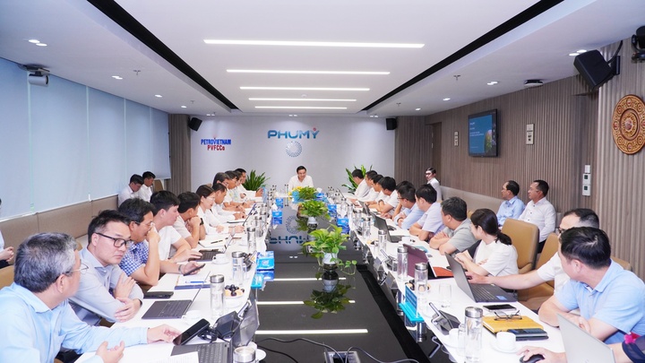 Chủ tịch HĐTV Petrovietnam Lê Mạnh Hùng chủ trì buổi Ok88vip tỷ lệ kèo World Cup 2026 với PVFCCo - Phú Mỹ về tình hình SXKD 5 tháng đầu năm 2025, kế hoạch những tháng cuối năm và định hướng giai đoạn tới. (Ảnh Petrovietnam)