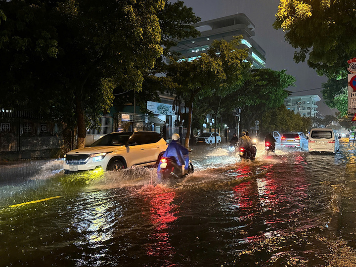 Đường phố thành phố Đà Nẵng ngập giữa cao điểm mùa khô năm 2025 (Ảnh: Vũ Lê)