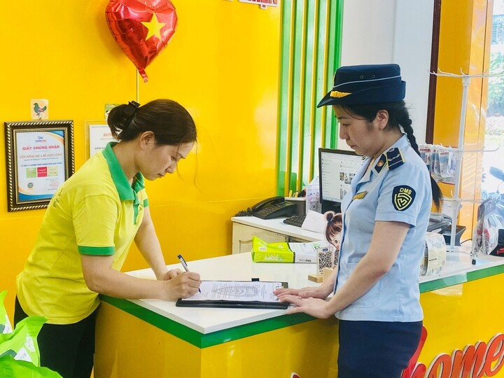 Không chỉ chú trọng kiểm tra, xử lý vi phạm, lực lượng Quản lý thị trường Thanh Hóa còn tăng cường tuyên truyền, phổ biến pháp luật đến người dân. Ảnh: Quốc Huy