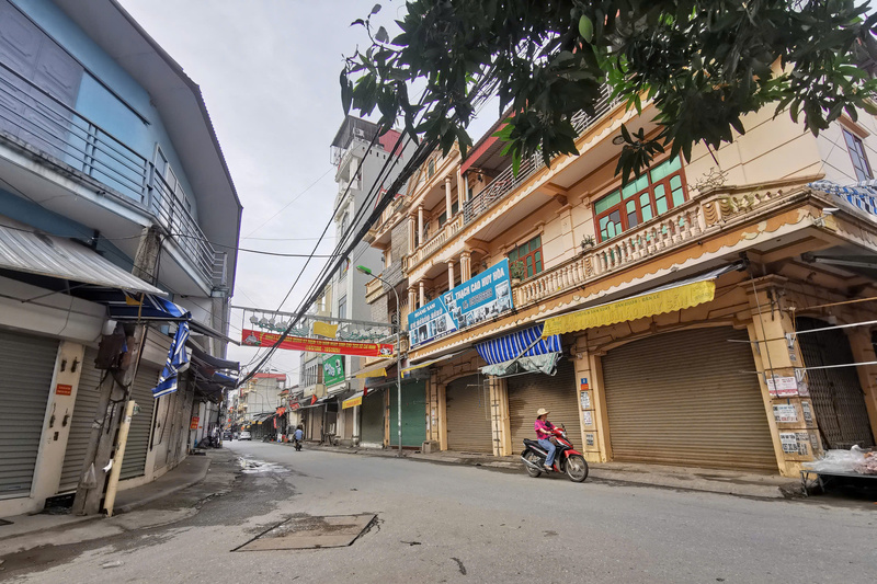Làng nghề may mặc Tam Hiệp từng rất nhộn nhịp nhưng khoảng nửa tháng nay vắng lặng lạ thường khi hàng loạt cửa hàng đột ngột đóng cửa. Ảnh: Bảo An
