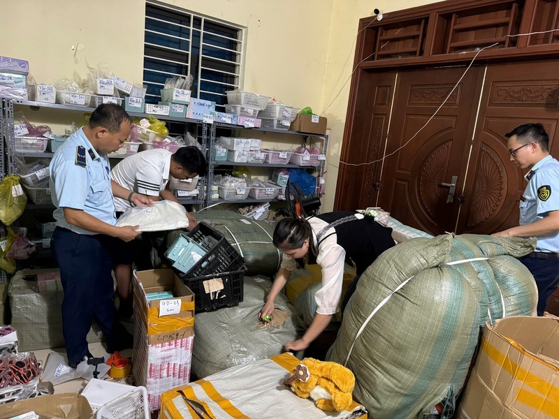 Lực lượng Quản lý thị trường Ninh Bình vừa tiến hành kiểm tra kho hàng chứa hàng trăm sản phẩm đồ chơi trẻ em, mỹ phẩm không rõ nguồn gốc, nghi nhập lậu. Ảnh: Chi cục QLTT Ninh Bình