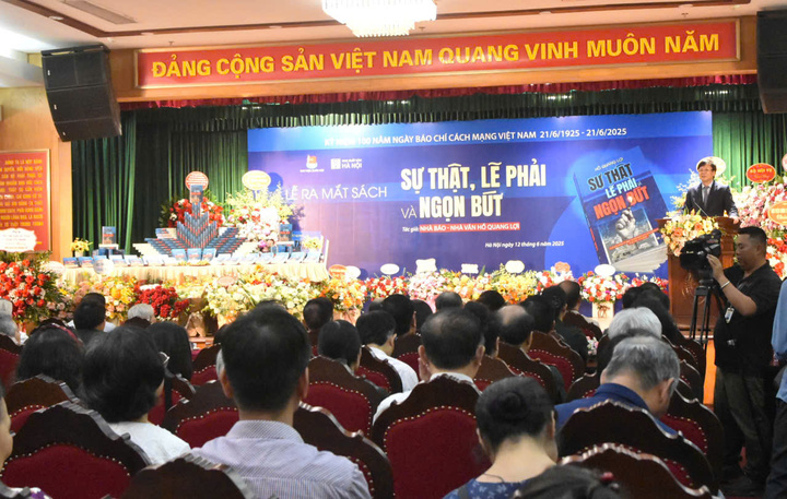 Cuốn sách được ra mắt đúng dịp kỷ niệm 100 năm Ngày Báo chí cách mạng Việt Nam. Ảnh: QL