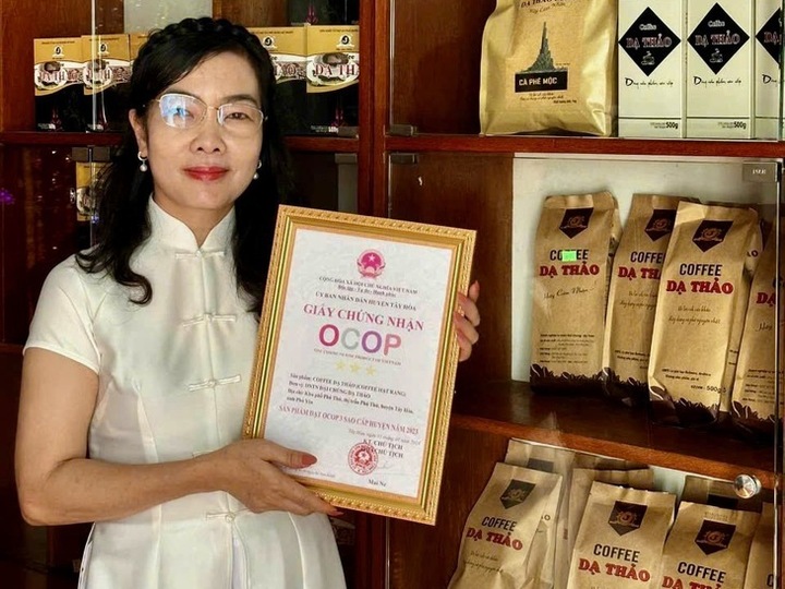 Bà Đặng Thị Hòa Hiệp (chủ Okvip tại về tư nhân Đại Chúng - Dạ Thảo) được cấp chứng nhận sản phẩm OCOP 3 sao cho thương hiệu cà phê Dạ Thảo.