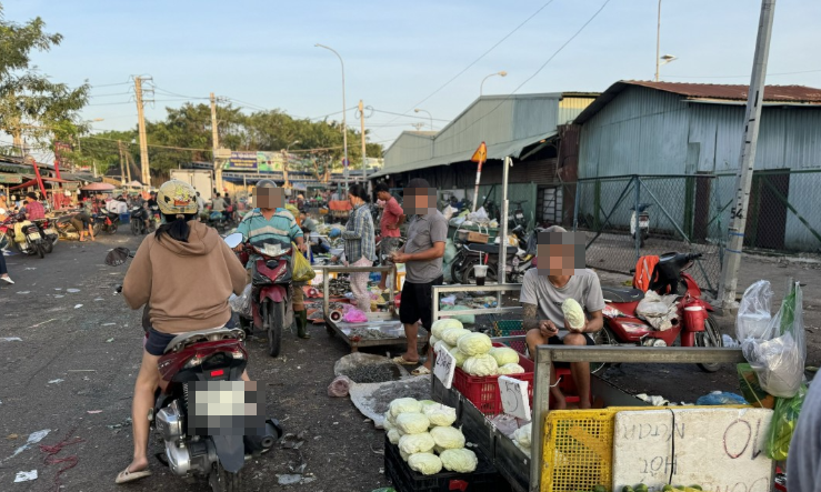 Một điểm bán hàng tự phát ngoài chợ đầu mối Hóc Môn. Ảnh: Ngân Nga